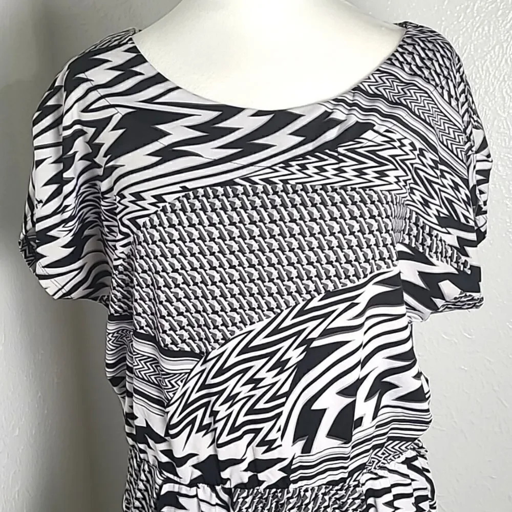 Dots Black & White Aysemetrical Print Dress with Pockets in Front, Size Medium